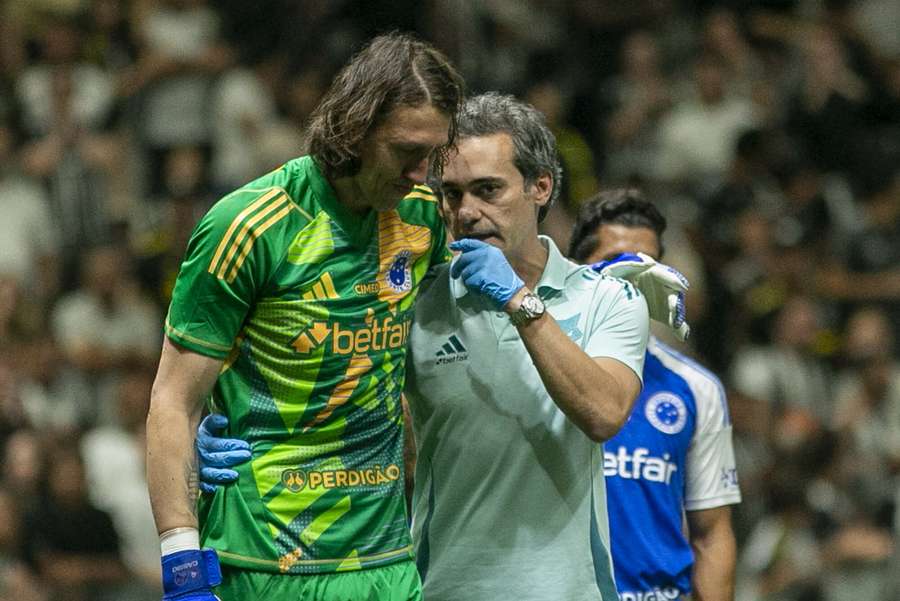 Cássio precisou deixar o jogo após sofrer uma pancada na cabeça Cássio precisou deixar o jogo após sofrer uma pancada na cabeça