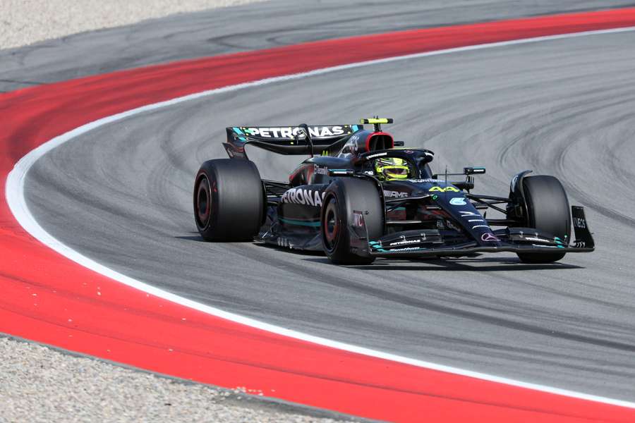 Lewis Hamilton se teme că nu va intra în Top 10 în calificările din Spania