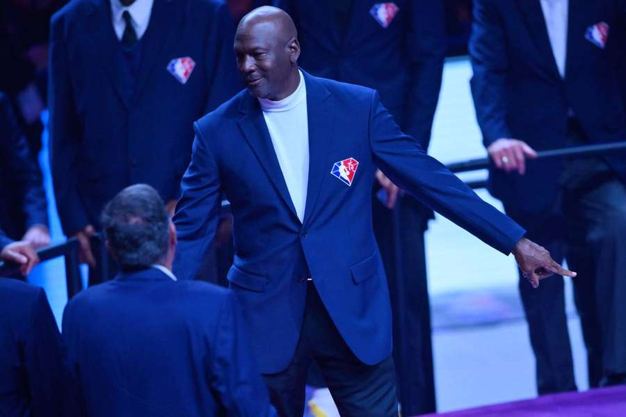 Michael Jordan la pauză în timpul meciului NBA All-Star Game din 2022