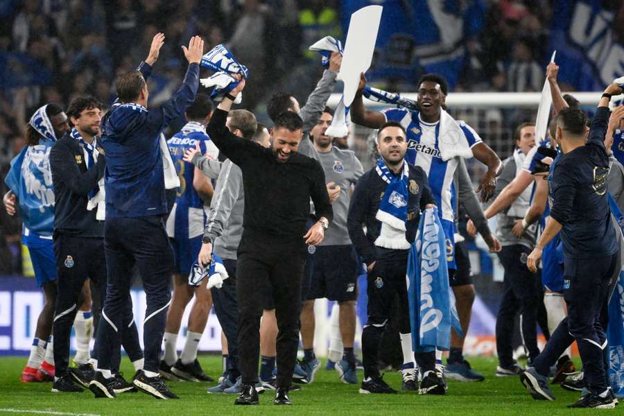 Farioli festeja com os jogadores