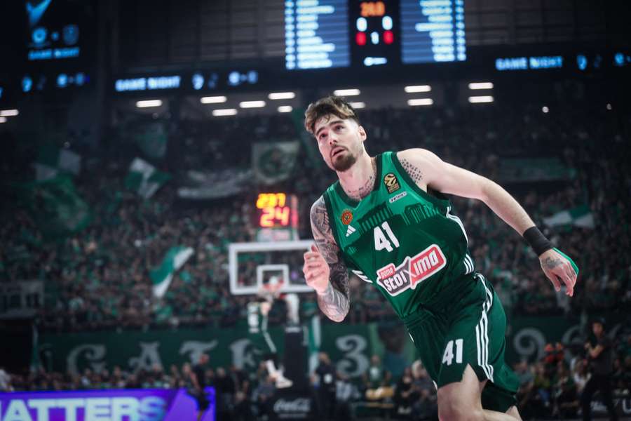 Juancho Hernangómez celebra una canasta del Panathinaikos