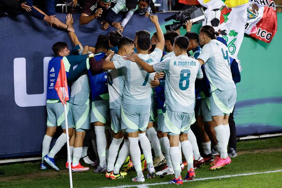 Los jugadores de México celebran el gol.