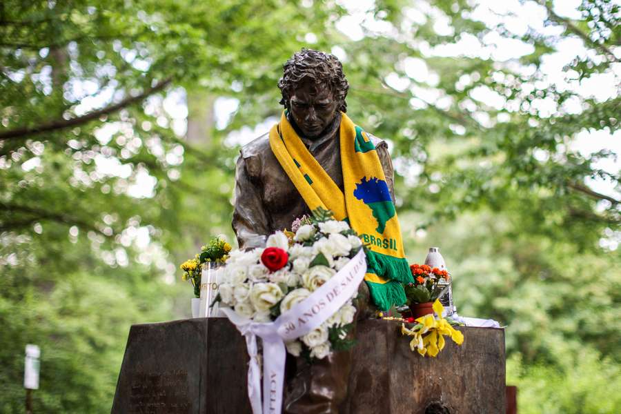 Um memorial em Imola para Ayrton Senna, que morreu há 30 anos.