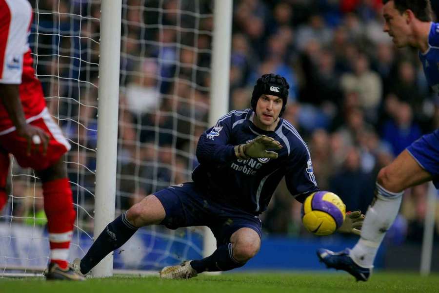 Petr Cech com o seu famoso equipamento para a cabeça