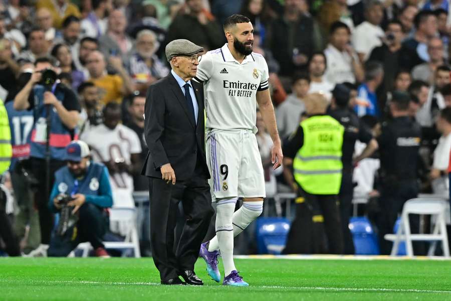 Zeigte sich im Oktober noch mit Karim Benzema auf dem Rasen: Jetzt ist er verstorben: Amancio