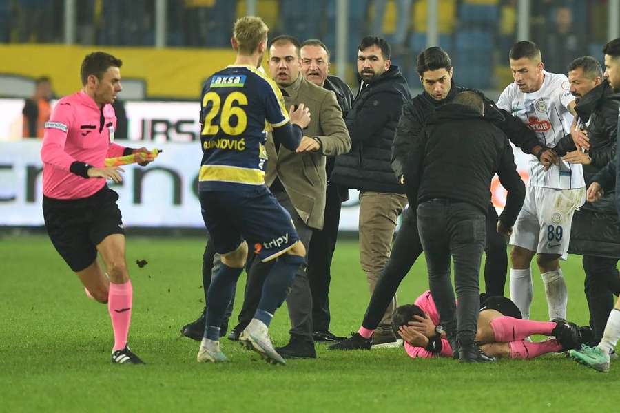 Turcia suspendă toate meciurile după violențele de la partida Ankaragucu- Rizespor