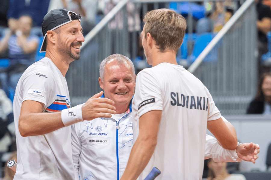 Na snímke slovenskí tenisti vpravo Lukáš Klein, vľavo Igor Zelenay a uprostred nehrajúci kapitán Tibor Tóth.