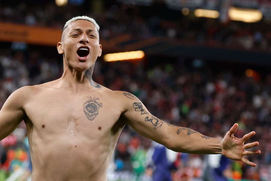 Richarlison celebra seu primeiro título no futebol europeu Richarlison celebra seu primeiro título no futebol europeu