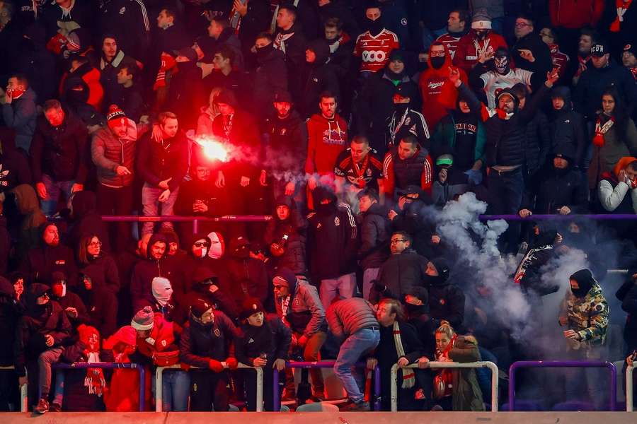 Fans van Standard steken vuurwerk af en veroorzaken ongeregeldheden tijdens de Croky Cup-wedstrijd tegen Anderlecht op 7 december