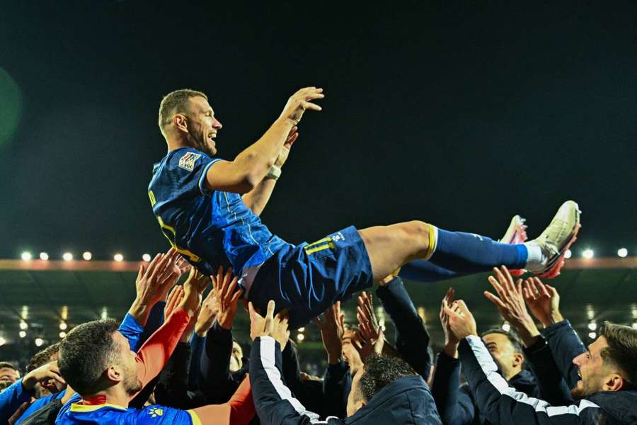 Adio după 19 ani! Dzeko, aplaudat de un stadion plin la ultimul meci pentru Bosnia Adio după 19 ani! Dzeko, aplaudat de un stadion plin la ultimul meci pentru Bosnia