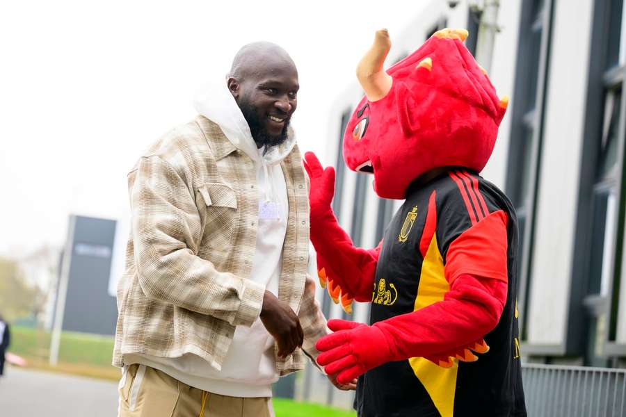 Romelu Lukaku con la mascotte della nazionale belga