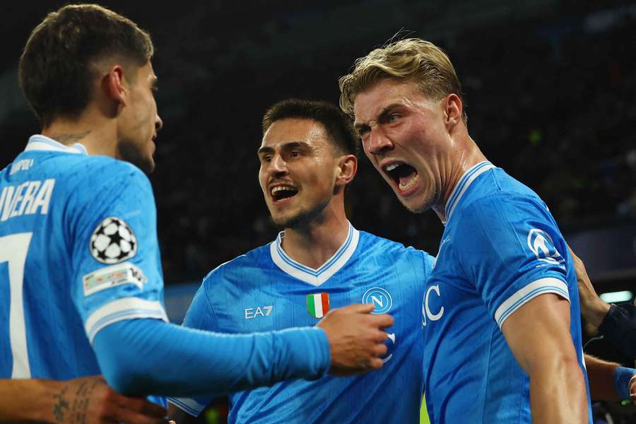 Eljif Elmas con i compagni