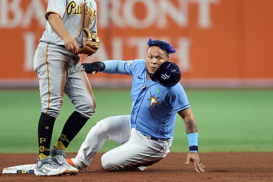 Harold Ramírez glijdt naar het tweede honk tijdens de vierde inning