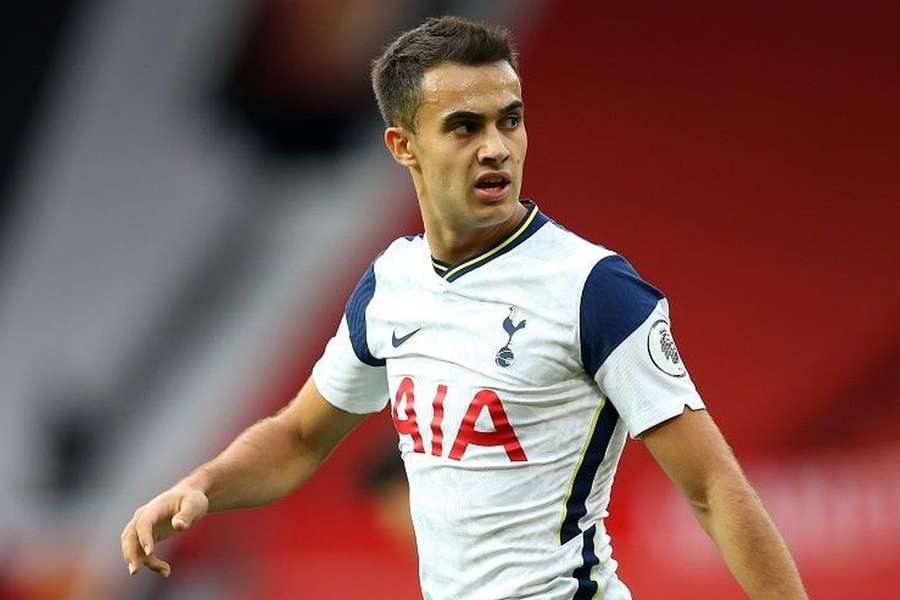 Reguilón continua sem espaço no plantel do Tottenham