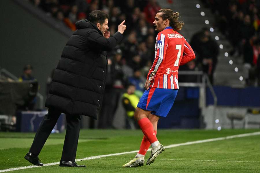 Griezmann dialoga con Simeone.