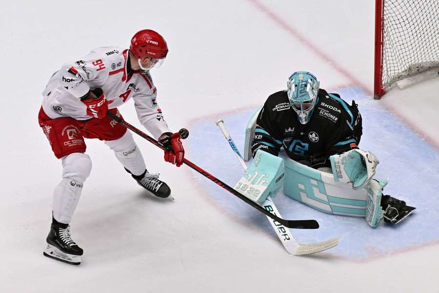 V prvním semifinále porazil Třinec Vary 3:1. V prvním semifinále porazil Třinec Vary 3:1.