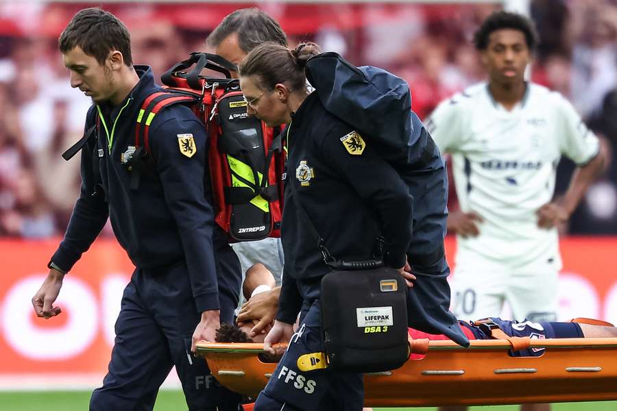 Tiago Santos sai de maca após sofrer uma grave lesão no joelho