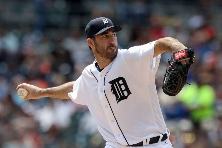 Justin Verlander throws a pitch