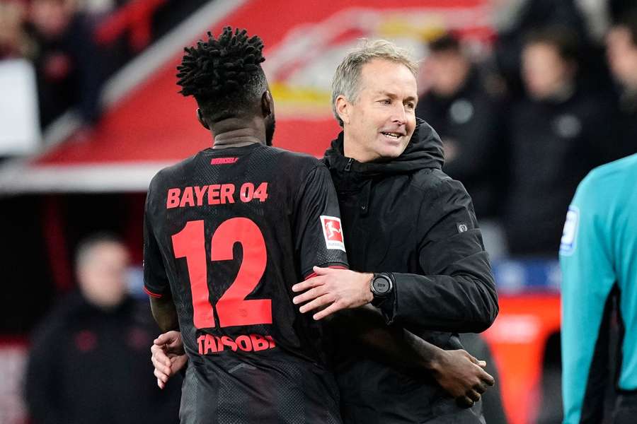 Hjulmand (r.) muss mehrere Wochen unter anderem auf Tapsoba verzichten Hjulmand (r.) muss mehrere Wochen unter anderem auf Tapsoba verzichten