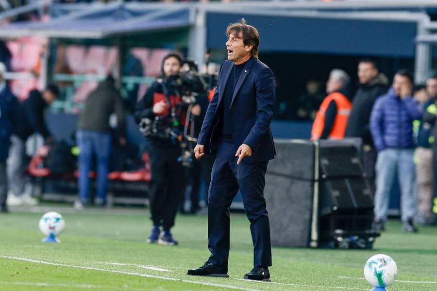 Antonio Conte reacts during Napoli's loss to Bologna