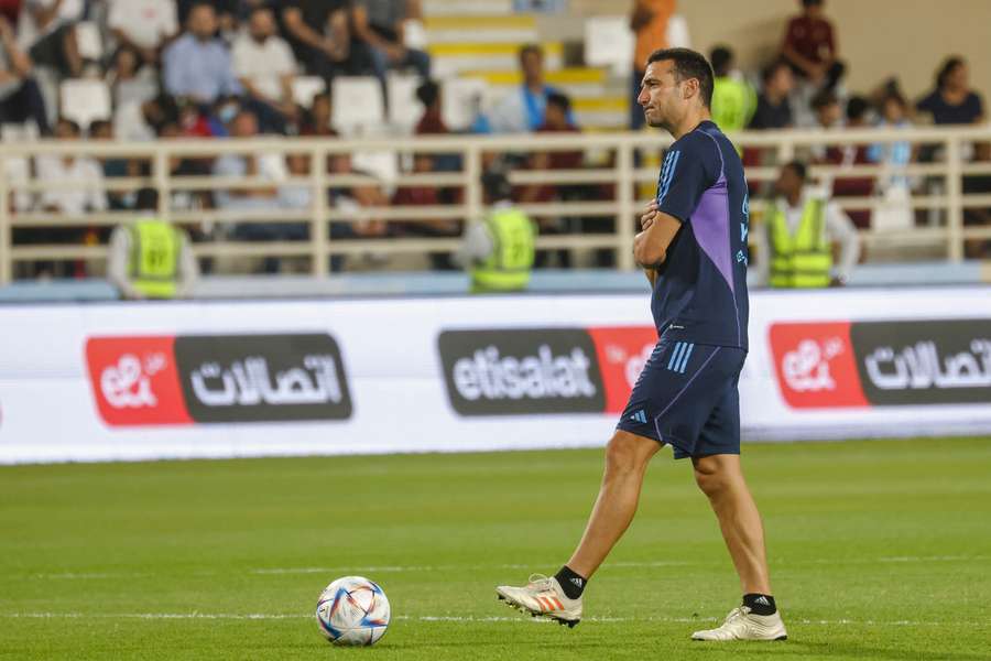 Argentiniens Trainer Lionel Scaloni führt seine Mannschaft zu einem klaren Erfolg gegen die VAE.