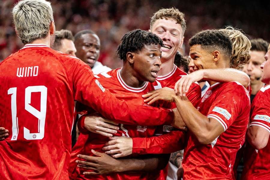 Los jugadores de Dinamarca celebran uno de sus goles ante Suiza