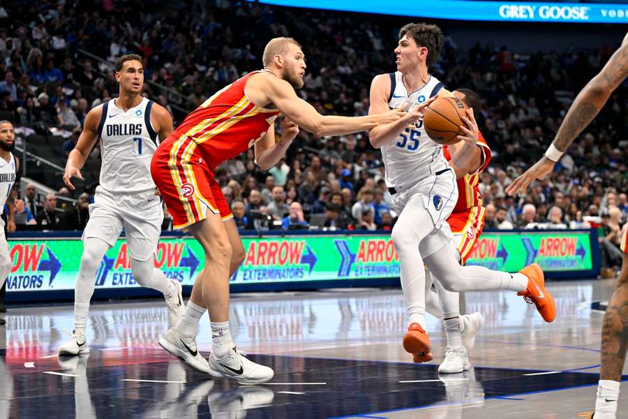 De Larrea, en una penetración ante los Hawks De Larrea, en una penetración ante los Hawks
