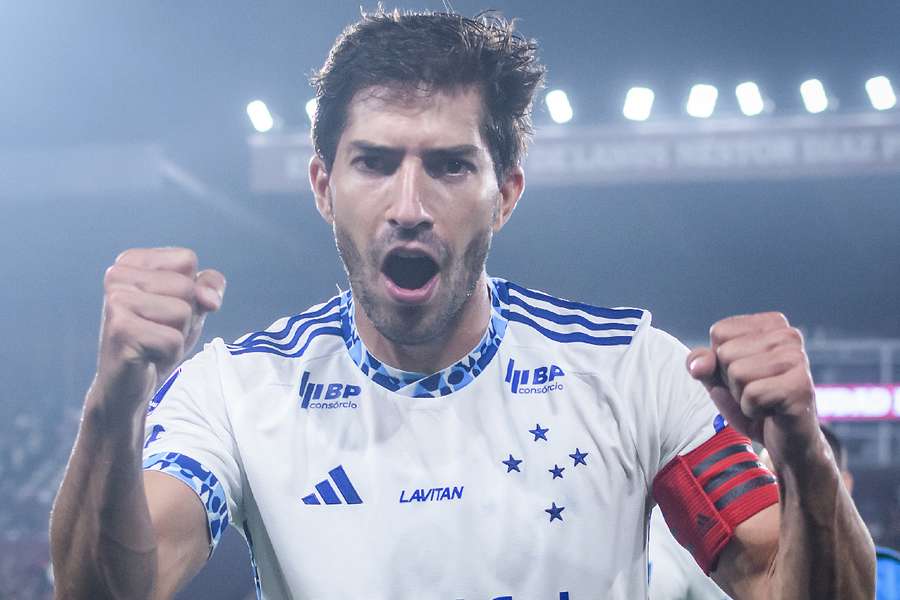 Lucas Silva celebra classificação do Cruzeiro à final da Copa Sul-Americana, depois de vitória sobre o Lanús