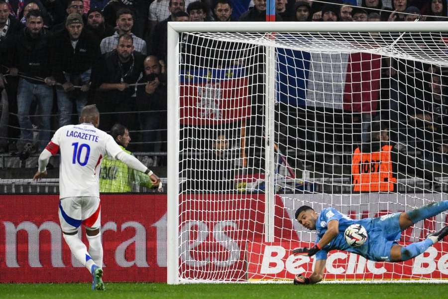 Rulli parándole el penalti a Lacazette durante el Lyon-Marsella