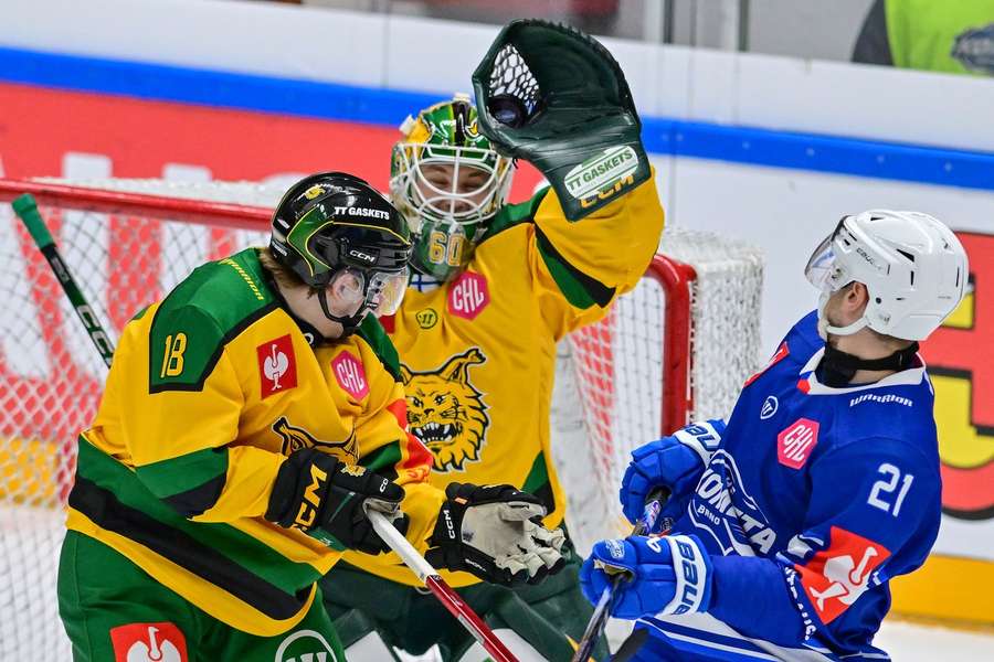 Roope Taponen (centre) earned a shutout in Ilves' win