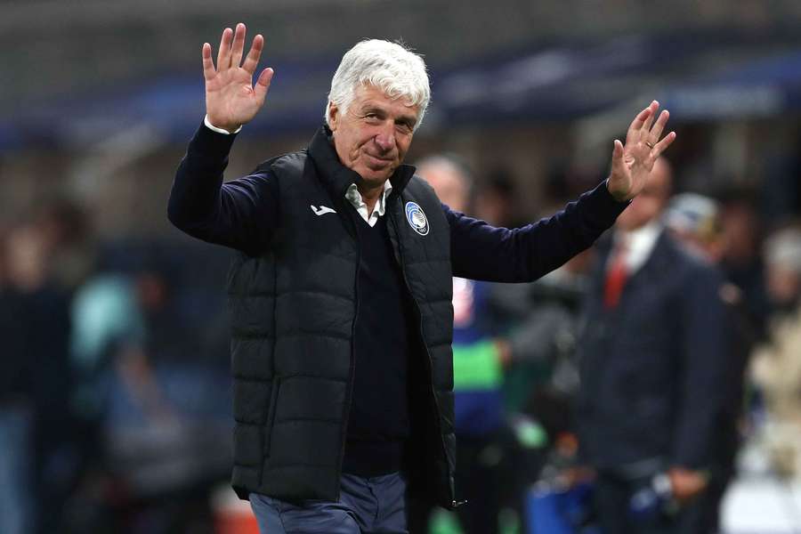 Gian Piero Gasperini saluta i suoi tifosi alla fine del match contro l'Arsenal