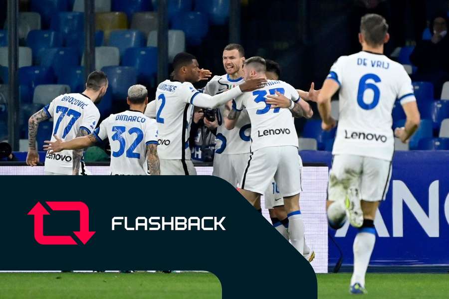 Dzeko celebrado pelos seus companheiros de equipa