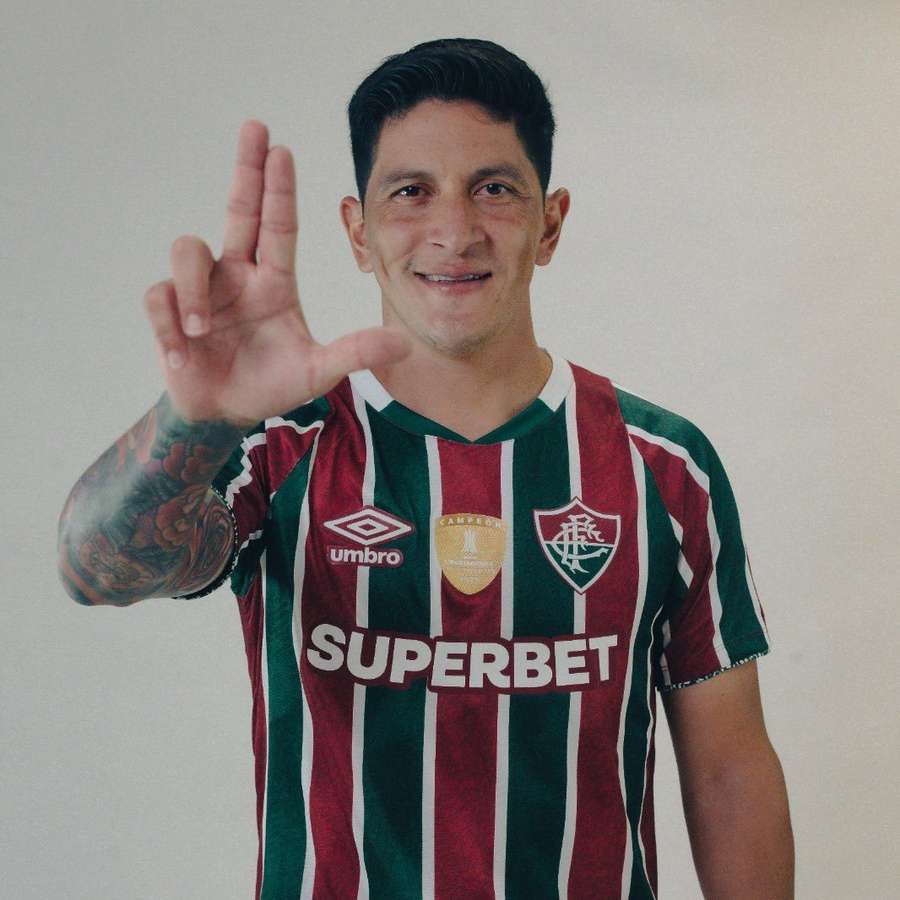 Germán Cano posou com a nova patrocinadora na camisa tricolor