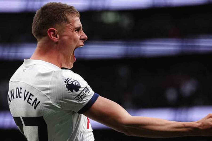 Obletovaný obránce Tottenhamu Micky van den Ven