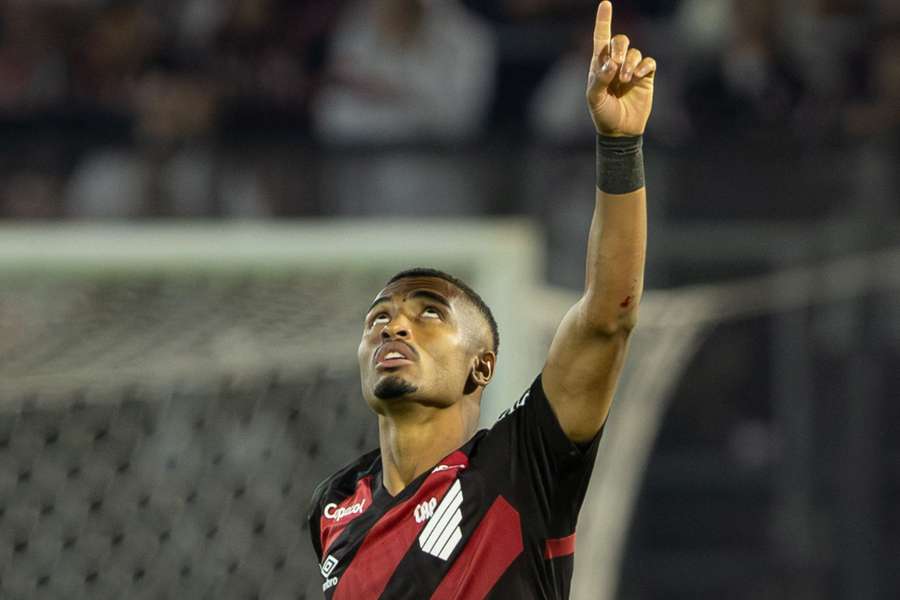 Leozinho garantiu a virada do Athletico-PR sobre o São Paulo