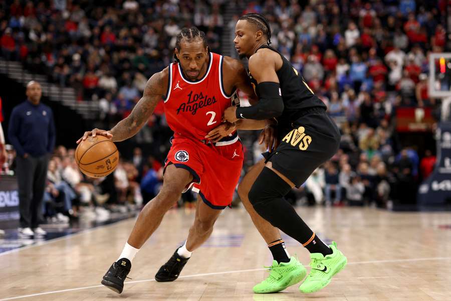 Kawhi Leonard scored 33 points as the Los Angeles Clippers rallied to hand the NBA-leading Cleveland Cavaliers a second straight defeat