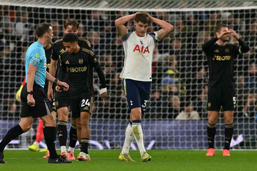Tottenham não vence em casa pelo campeonato desde a primeira rodada Tottenham não vence em casa pelo campeonato desde a primeira rodada