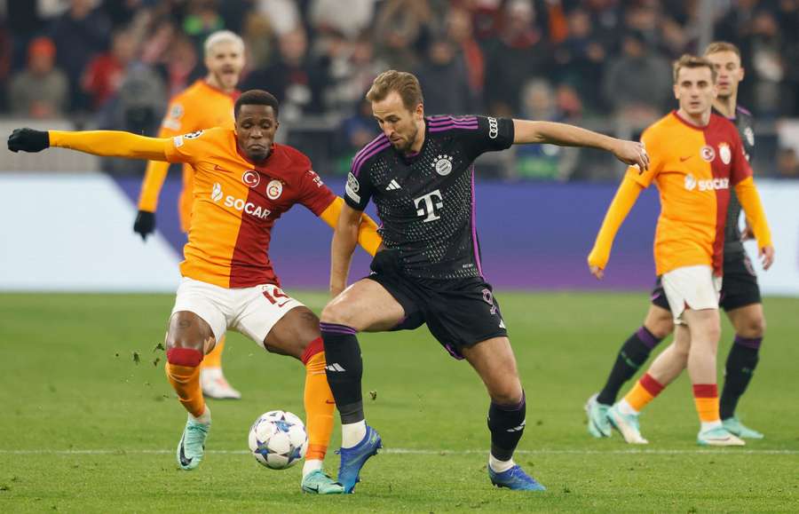 Galatasaray's Ivorian forward #14 Wilfred Zaha (L) and Bayern Munich's English forward #09 Harry Kane vie for the ball