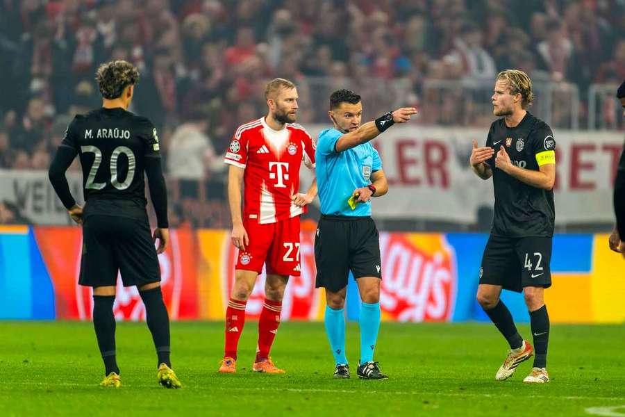 Nick Walsh mostrou amarelo a Hjulmand aos 71 minutos Nick Walsh mostrou amarelo a Hjulmand aos 71 minutos