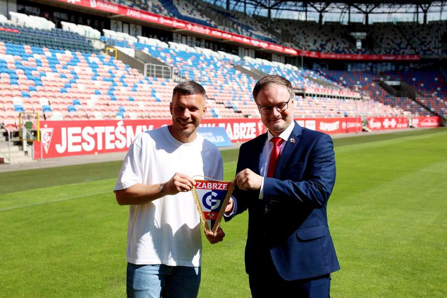 Lukas Podolski și primarul Kamil Żbikowski, după anunțul preluării clubului Górnik Zabrze Lukas Podolski și primarul Kamil Żbikowski, după anunțul preluării clubului Górnik Zabrze