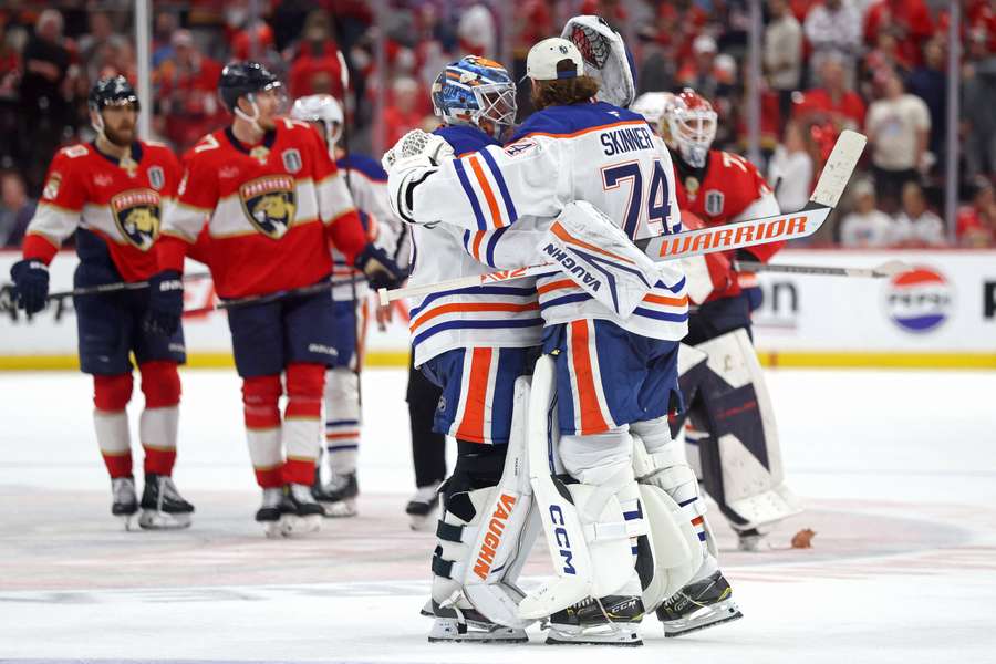 Les Oilers célébrant leur victoire.