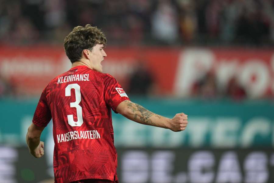 Florian Kleinhansel bejubelt den Sieg des FCK 