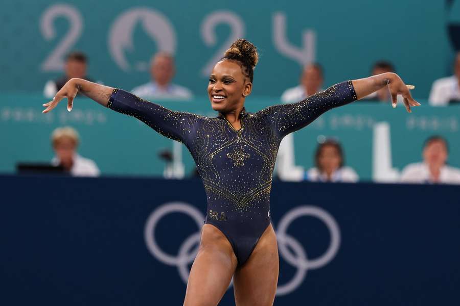 Rebeca Andrade se despede de Paris no solo