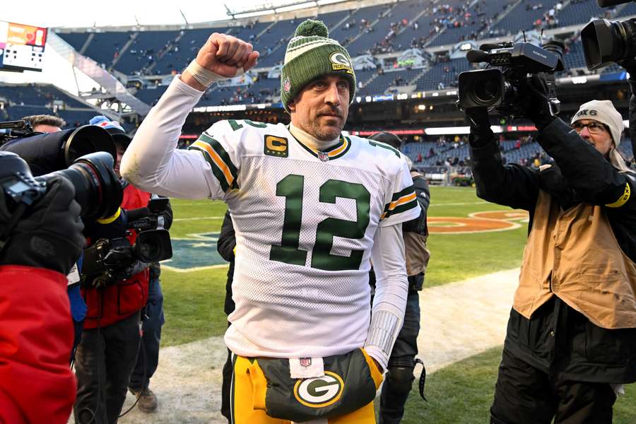 Aaron Rodgers celebrando la victoria de los Packers contra los Bears.