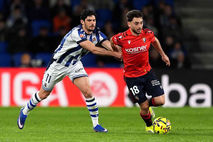 Rául Moro es agarrado por Gonçalo Guedes