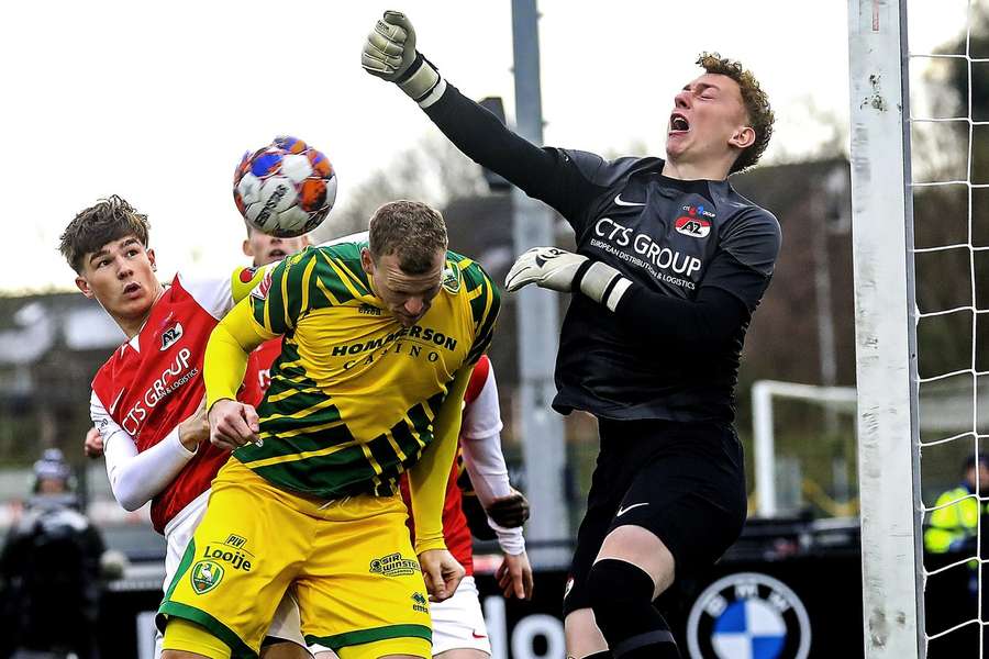 ADO's Henk Veerman in duel met Jong AZ's Wouter Goes en Tristan Kuijsten