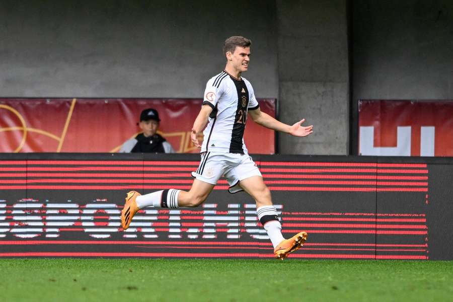 Robert Ramsak aus der Jugend des FC Bayern feiert seinen Treffer im Halbfinale gegen Polen.