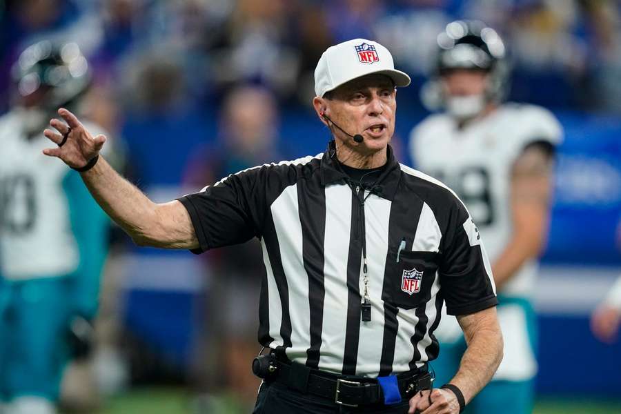 Tony Corrente, árbitro do último Super Bowl, anuncia decisão para o público