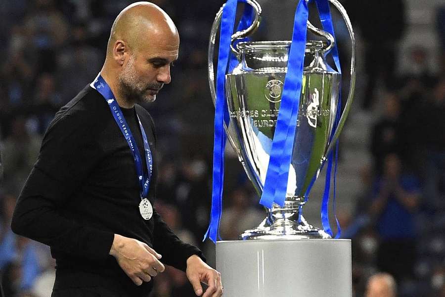 Pep Guardiola po prohraném finále 2021 míjí trofej, která mu zatím se City uniká.