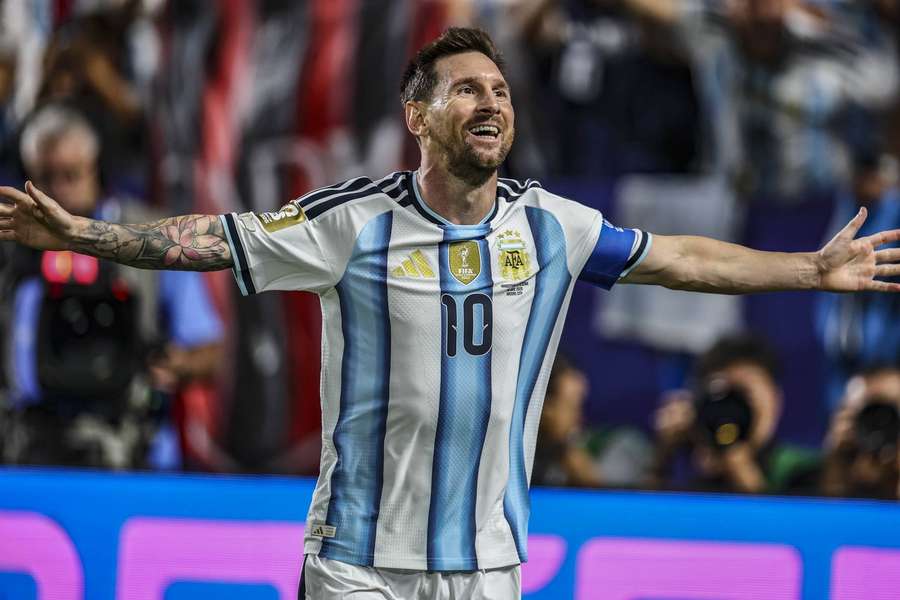 Lionel Messi sărbătorește după ce a marcat împotriva Algeriei Lionel Messi sărbătorește după ce a marcat împotriva Algeriei